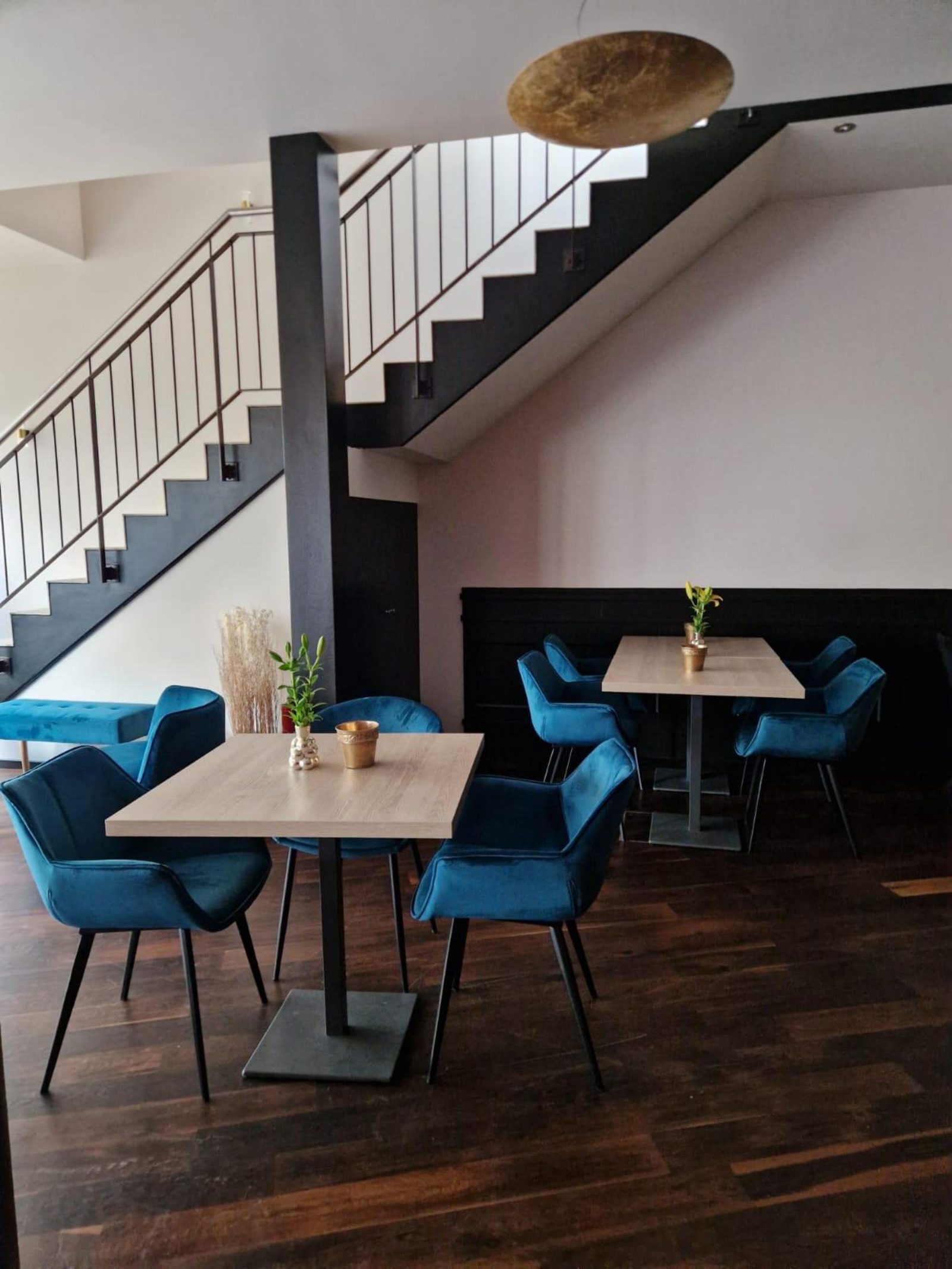Gastraum im Berries Inn mit offener Treppe